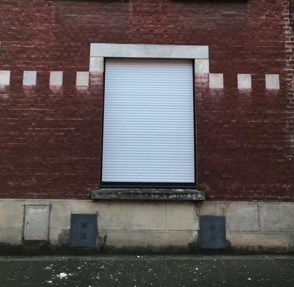 Volet roulant intégré à fenêtre 2 vantaux avec tablier aluminium blanc.